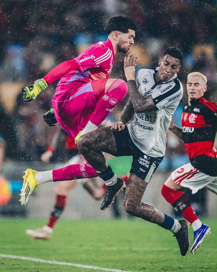 A imagem mostra Rossi, do Flamengo, e Alef Manda, do Remo, em disputa de bola