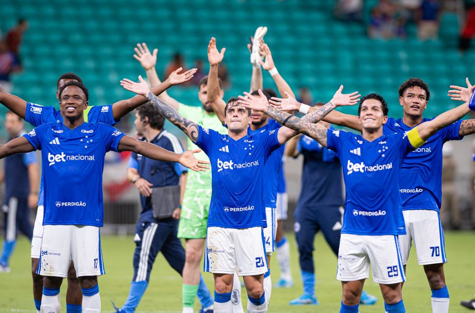 A imagem mostra jogadores do Cruzeiro comemorando.