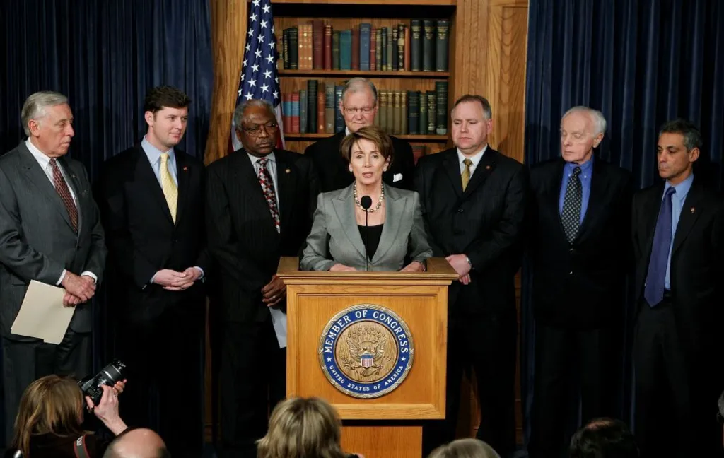 Tim Walz ao lado de Nancy Pelosi em 2007 após uma votação no Iraque na Câmara.