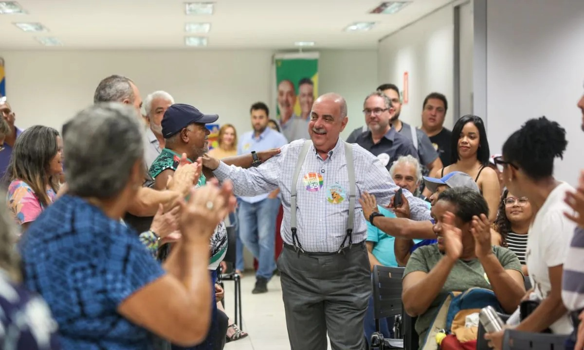 Na imagem, o prefeito reeleito Fuad Noman é recebido por apoiadores na sede do PSD.