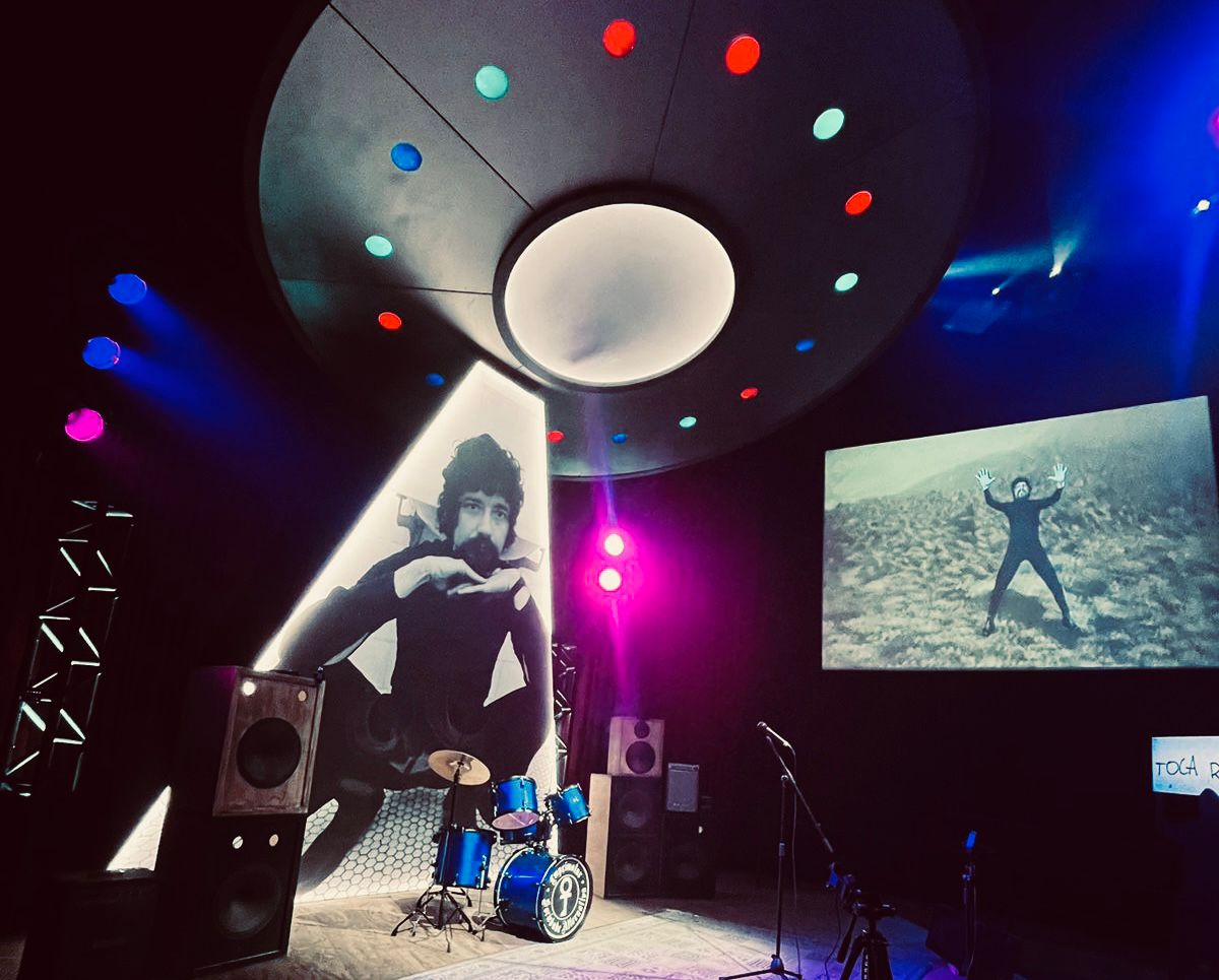 No espaço "Toca do Raul", os visitantes poderão cantar sucessos como “Maluco Beleza”, “Metamorfose Ambulante”, “Gita” e "Eu Nasci Há Dez Mil Anos Atrás". As apresentações serão gravadas e disponibilizadas aos participantes. Foto: Khadijah Calil