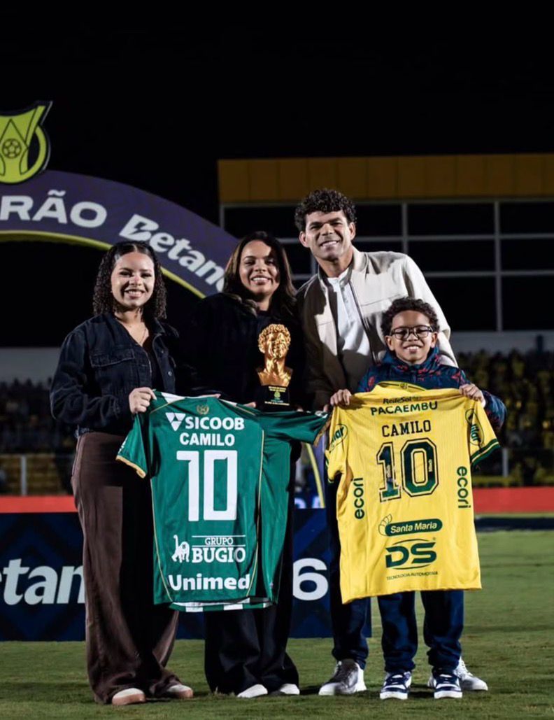 Antes da partida, ambas as equipes homenagearam o meio-campista Camilo, destaque em passagens por ambas as equipes, que anunciou sua aposentadoria após 23 anos de carreira. Reprodução: Instagram/@chapecoense.