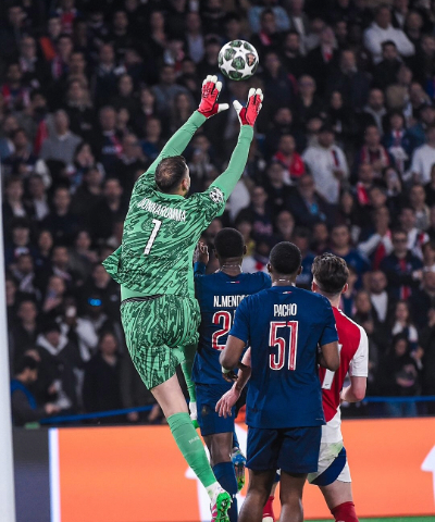 Uma das defesas do goleiro do Paris na partida