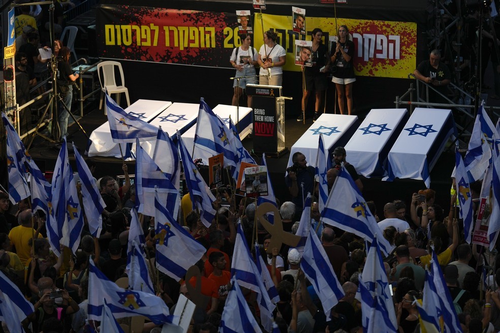 Protesto em Tel Aviv pela liberação dos reféns mantidos na Faixa de Gaza pelo grupo Hamas. Foto: Ariel Schalit/AP