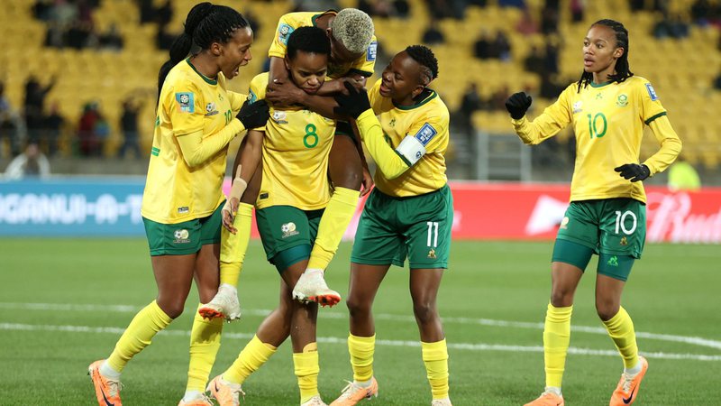 Sul-africanas comemoram gol de Magaia (Foto: Getty Images)