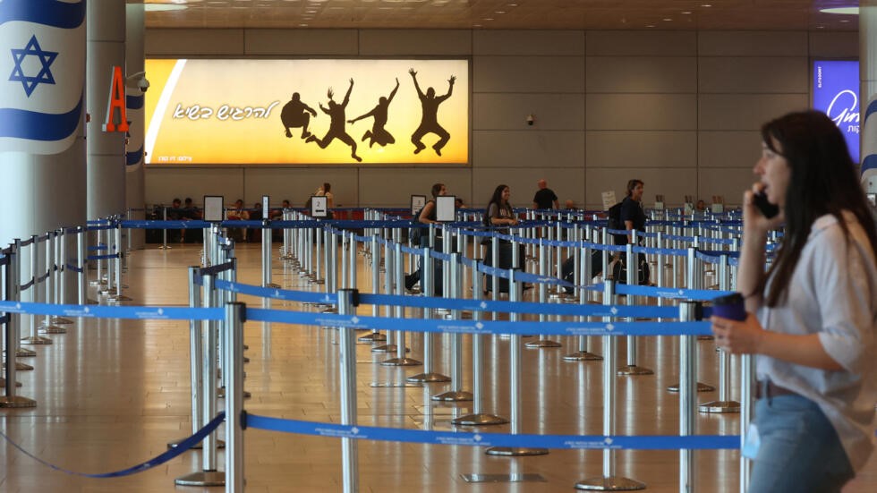 Salas de embarque quase vazias no aeroporto internacional Ben Gourion, em Tel Aviv Foto: AFP - GIL COHEN-MAGEN