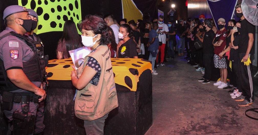 Jovens em festa clandestina pegos pela polícia em São Paulo no dia 21 de março de 2021