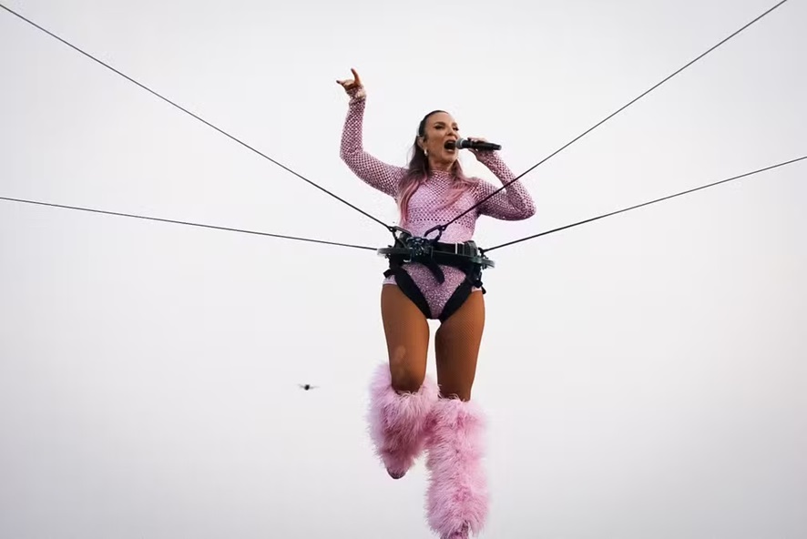 Ivete Sangalo durante apresentação do rock in rio, presa em uma tirolesa