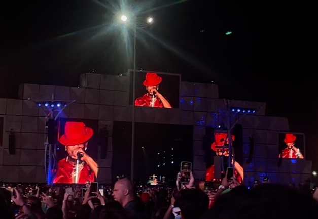 Foto do cantor Ne-Yo vestido de vermelho em apresentação no Palco Mundo