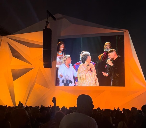 Cantores de samba e pagode reunidos no Palco Mundo