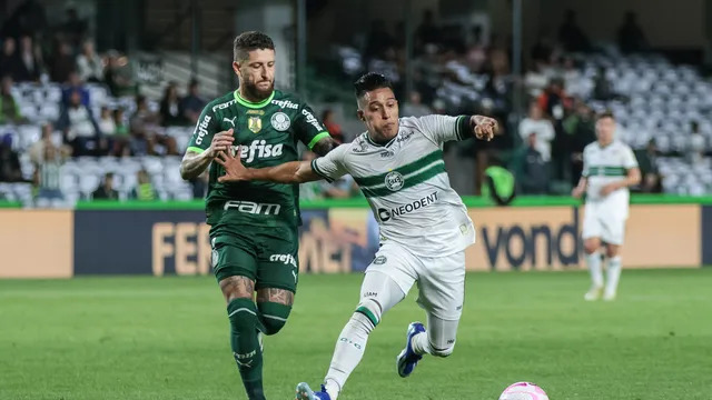 Jogadores do Palmeiras e Coritiba em disputa de bola