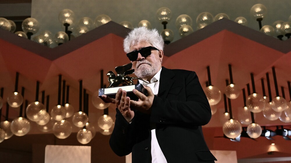 O espanhol Pedro Almodóvar vence Leão de Ouro por “The Room Next Door” – Foto: Marco Bertorello/AFP