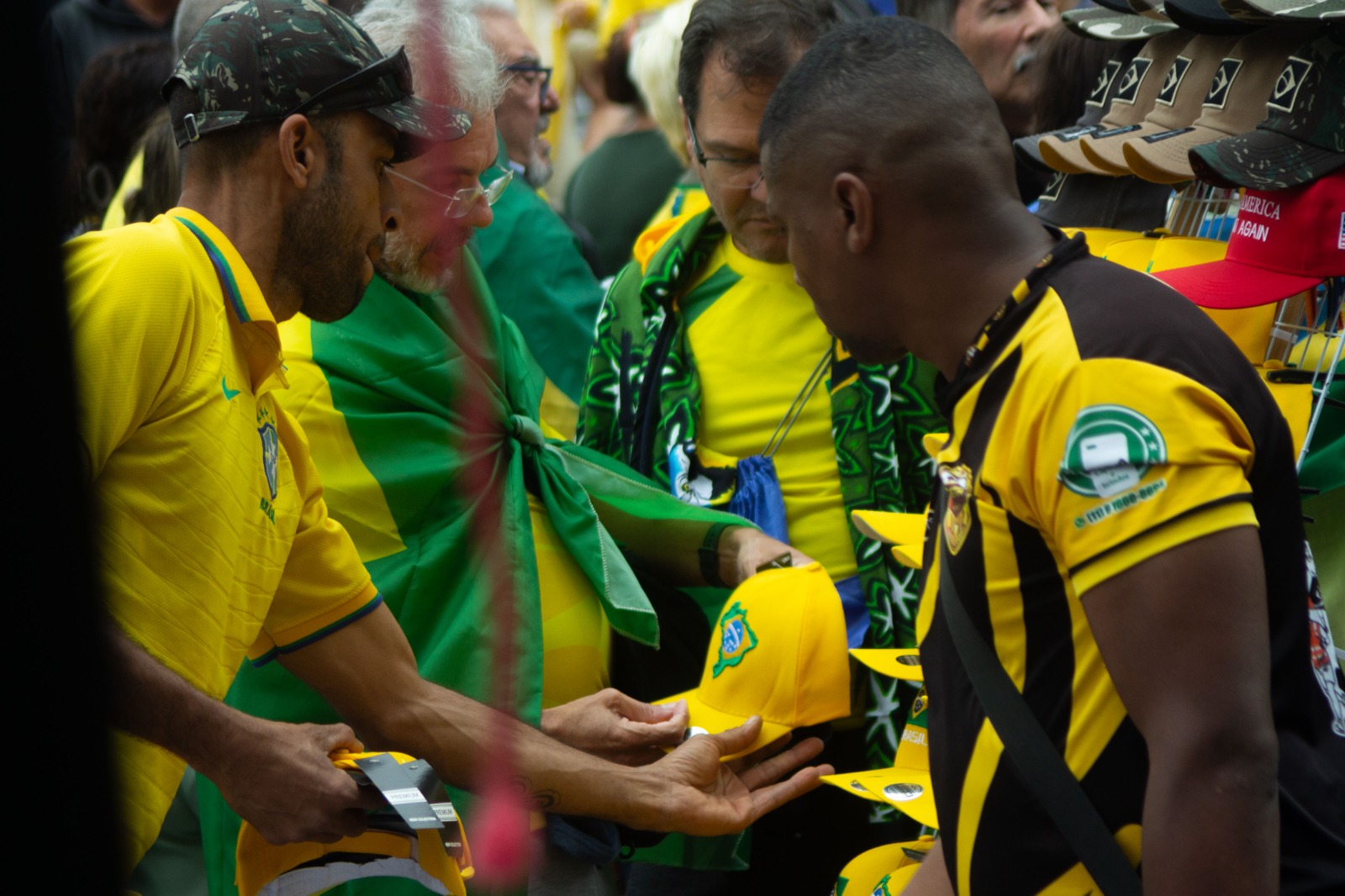 Ambulantes vendendo produtos do Brasil na Av. Paulista