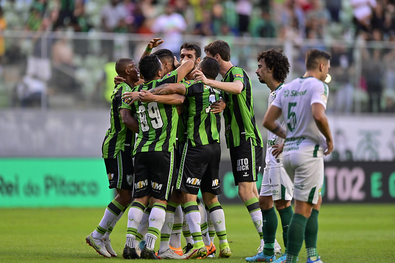 Jogadores durante duelo entre América-MG x Cuiabá