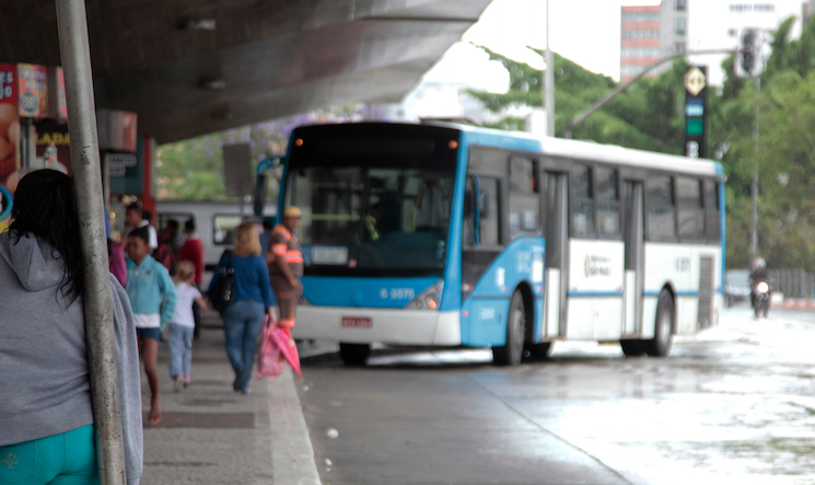 Passageiro aguarda por ônibus no terminal. Créditos: Jornal São Paulo Zona Sul.