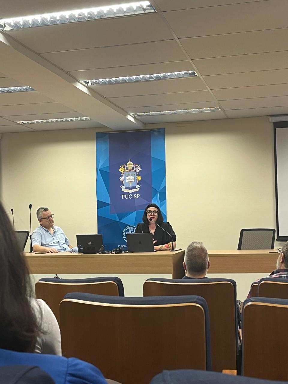 Aula magna com a Andrea Dip na PUC - SP. Reprodução: Maria Clara Palmeira