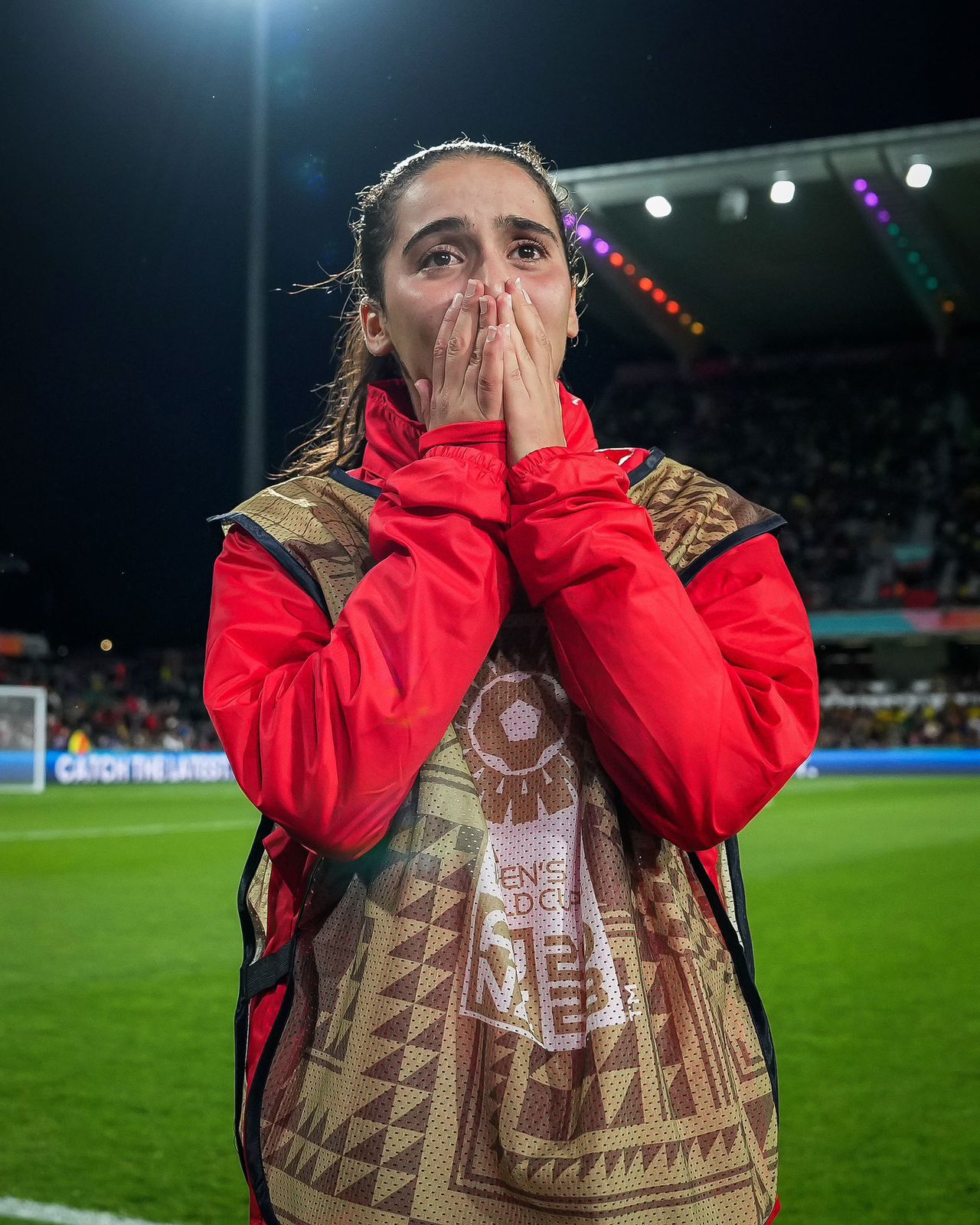 A atacante marroquina e autora do gol, Anissa Lahmari, emocionada antes da partida olhando para as arquibancadas.