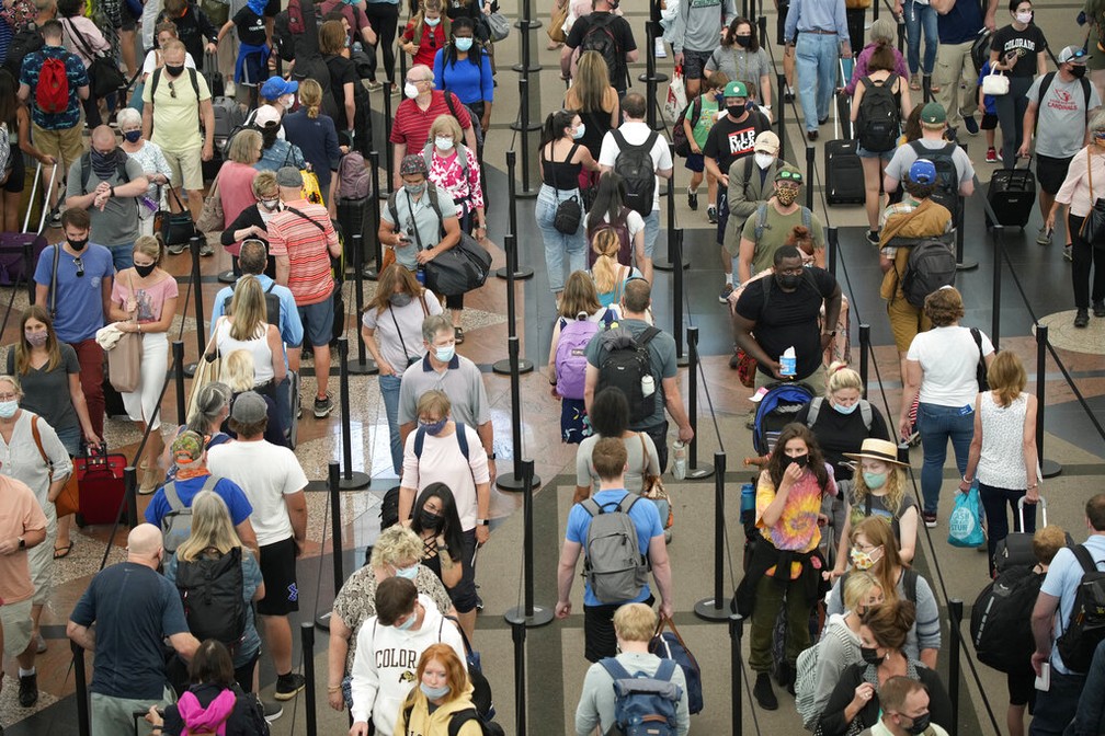Fila de acesso à área de segurança do aeroporto internacional de Denver, nos EUA, em 16 de junho de 2021 - Foto: David Zalubowski/AP