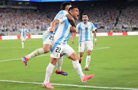 Lautaro Martínez comemora gol da Argentina sobre o Chile – Foto: Charly Triballeau/AFP via Getty Images