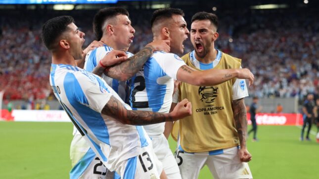 Lautaro Martinez faz dois gols contra o Peru e garante primeira colocação para os argentinos no grupo A da Copa América - Foto: Charly Triballeau/AFP