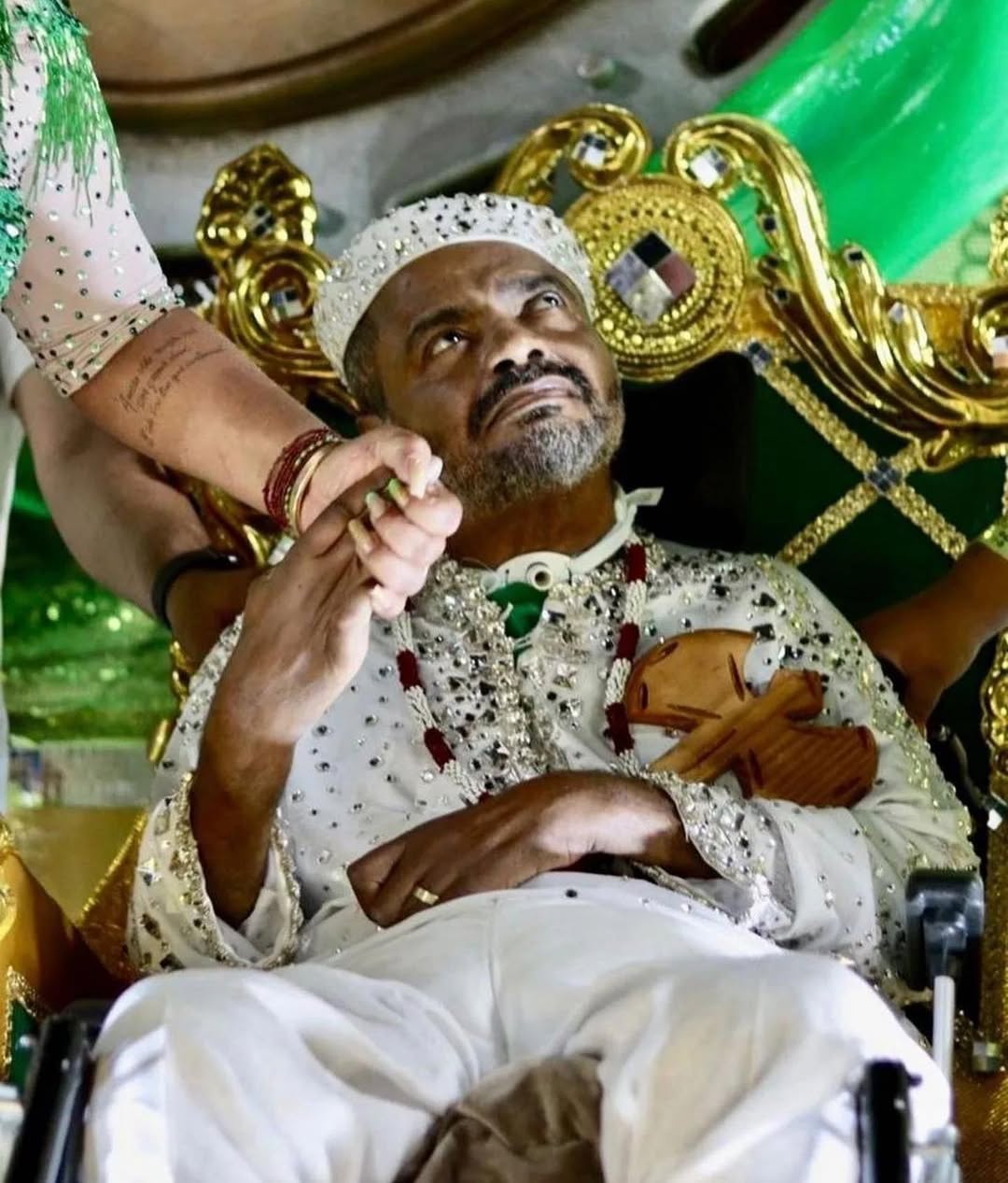 Arlindo Cruz em carro alegórico da Império Serrano, durante desfile das escolas de samba do Rio de Janeiro no carnaval de 2023. Imagem: Instagram @arlindocruzobem.