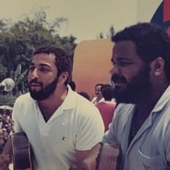 Sombrinha e Arlindo Cruz em apresentação. Imagem: Instagram @arlindocruzobem.