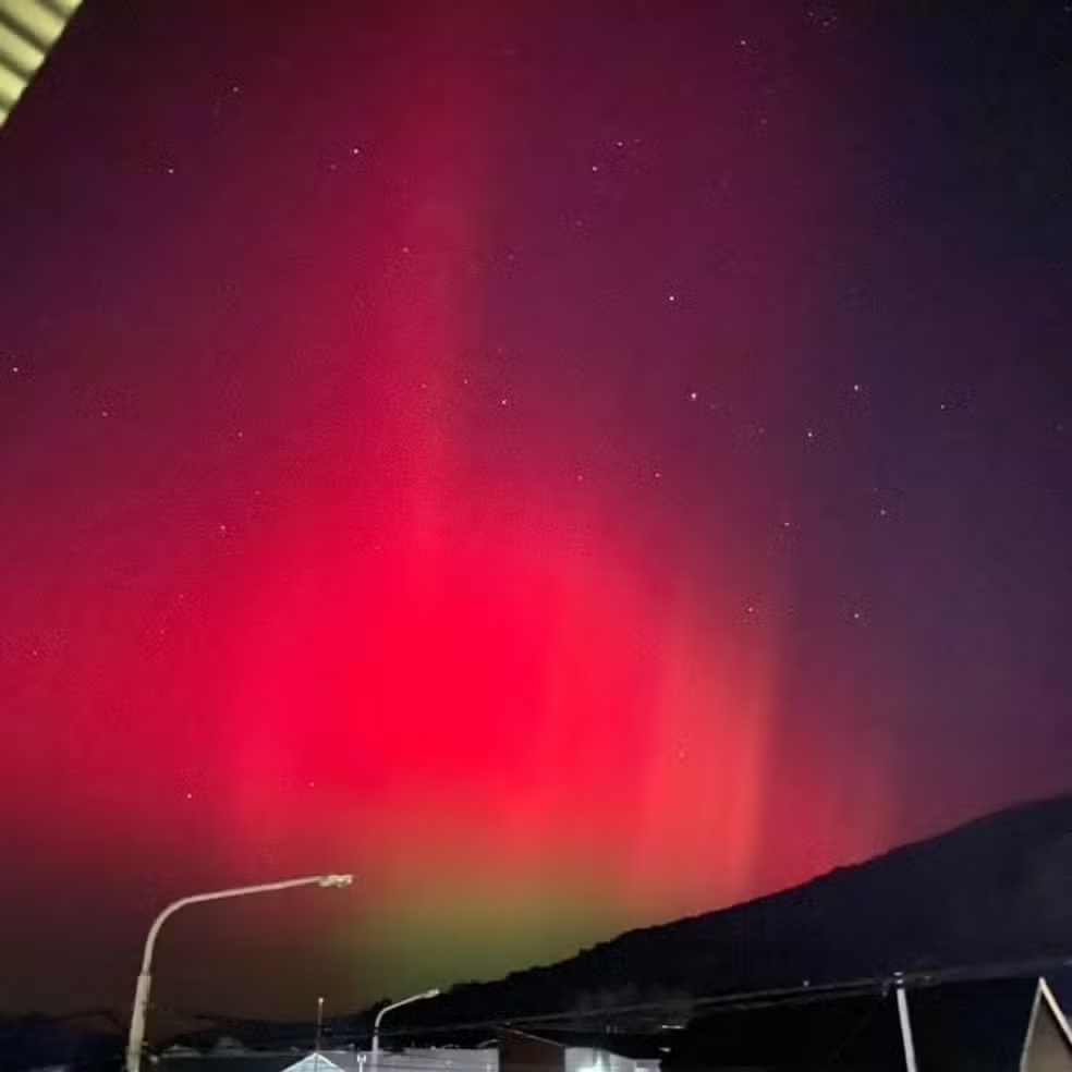 Aurora austral vista do Ushuaia, no sul da Argentina. Foto: Reprodução/Servicio Meteorológico Nacional/X.