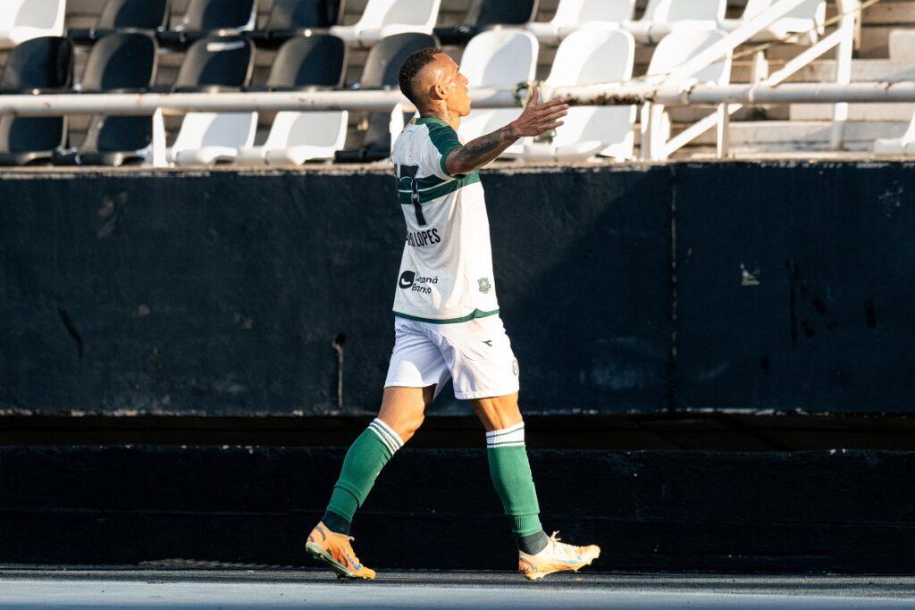 A imagem mostra o jogador Breno Loopez comemorando o gol.