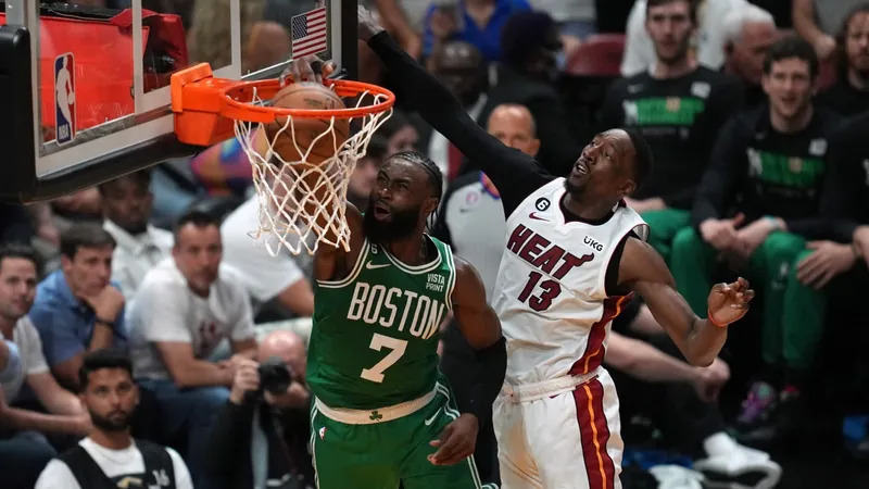 Jaylen Brown em cravada para cima do pivô Bam Adebayo Foto: Reuters