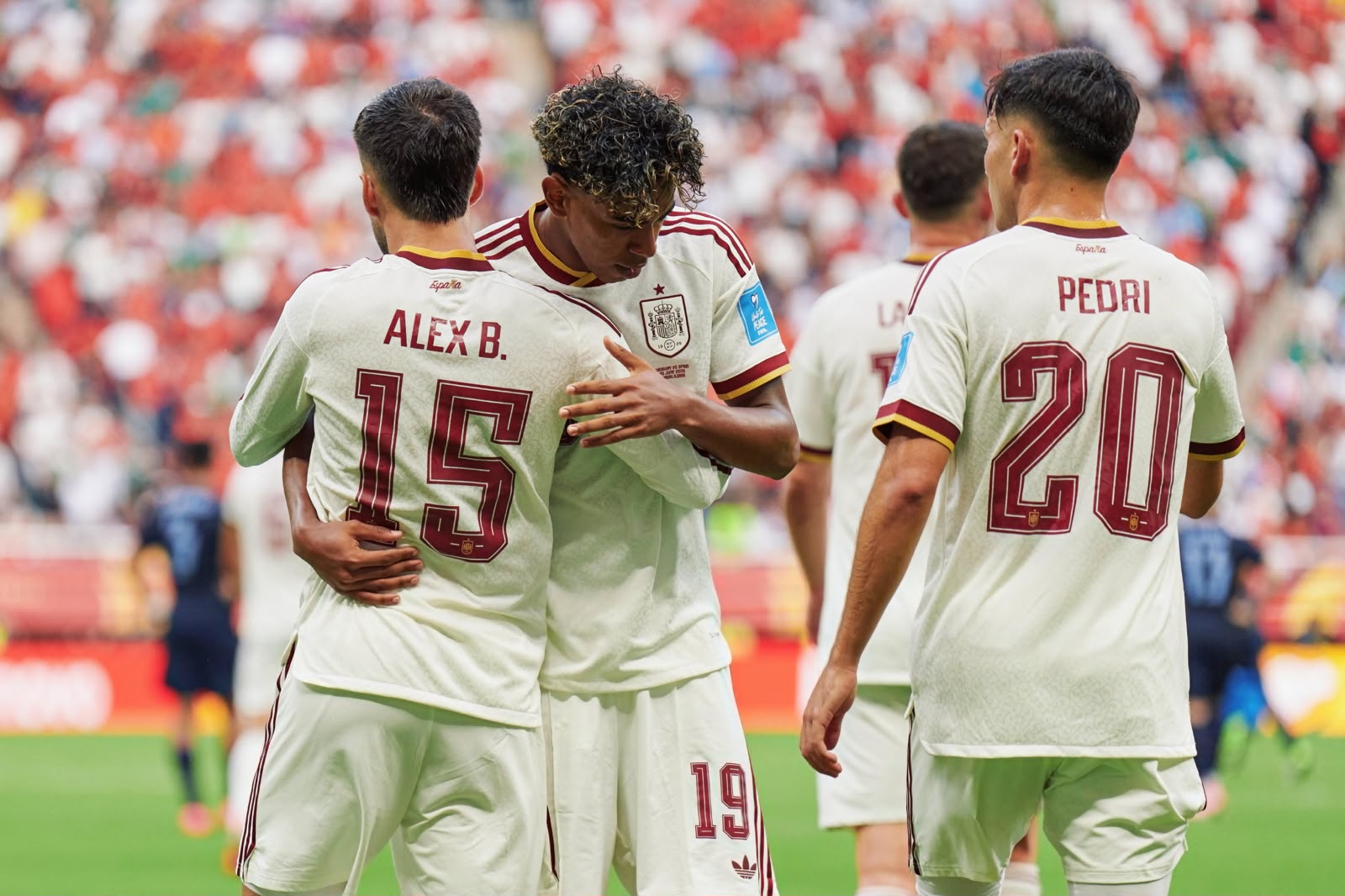 A imagem mostra jogadores espanhóis comemorando