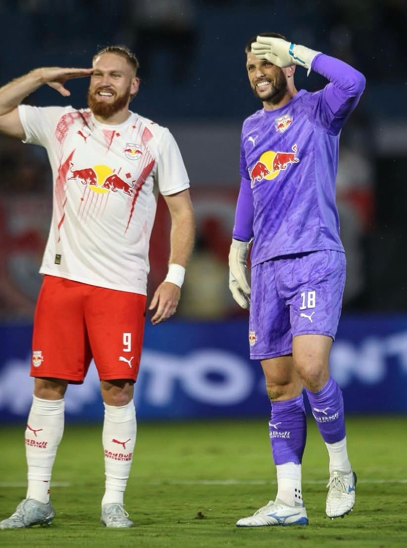 A imagem mostra Tiago Volpi e Pitta, ambos do Bragantino, comemorando o gol.