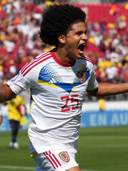 O jogaodor Eduard Bello, de camisa branca, comemorando o gol da virada da Venezuela 