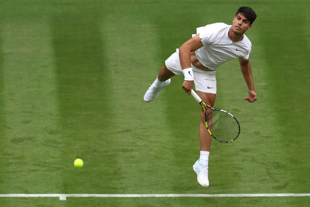 Carlos Alcaraz seguindo o dress code de Wimbledon em 2024 Foto: Clive Brunskill/Getty Images