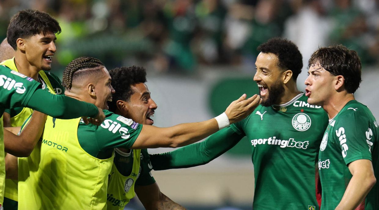 A imagem mostra os jogadores do Palmeiras comemorando o gol.