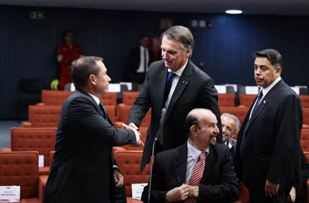 Ex-presidente, Jair Messias Bolsonaro, cumprimentando o tenente-coronel Mauro Cid em interrogatório no Supremo Tribunal Federal