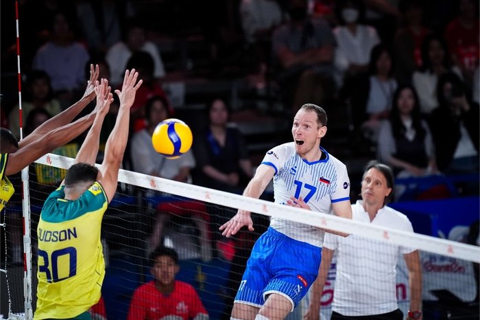 Bloqueio brasileiro tentando parar o ataque de Urnaut, destaque da Eslovênia. Foto: FIVB