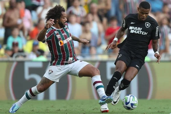 Marcelo e Júnior Santos disputando uma bola durante o jogo.