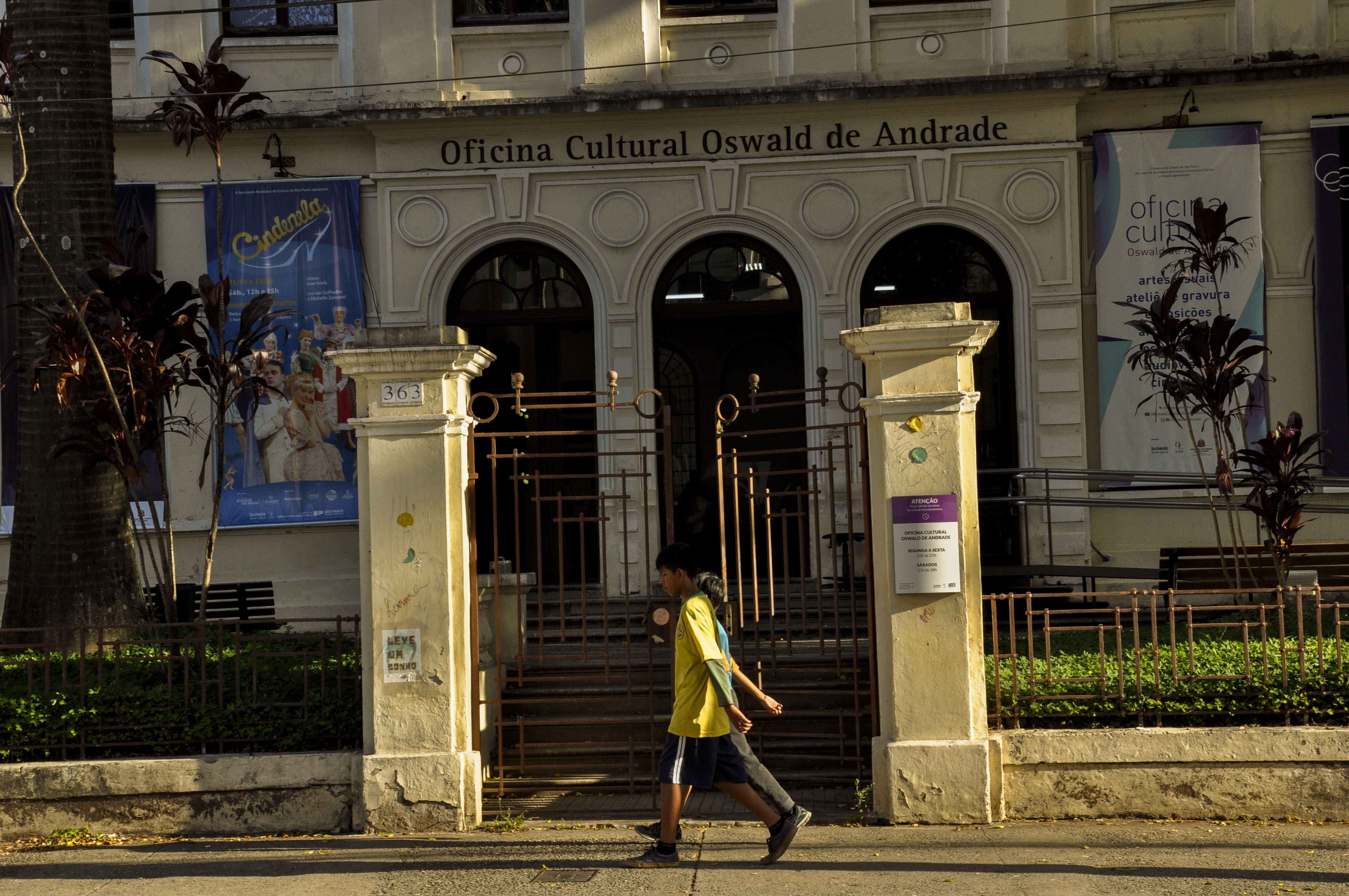 Crianças bolivianas andam em frente a casa cultural Oswald de Andrade