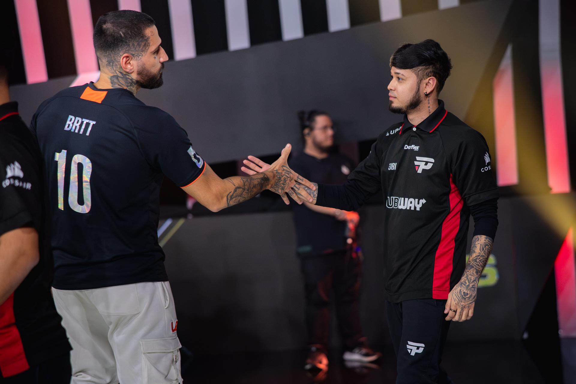 brTT e TitaN se cumprimentam após o confronto entre paiN e LOS - Foto: CBLOL/flicker