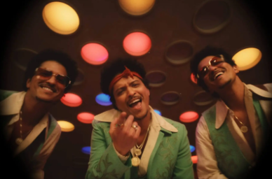 Bruno Mars no videoclipe de seu novo single "I Just Might", presente em seu quarto disco, "The Romantic". A cena é composta pelo cantor repetido três vezes olhando diretamente para a câmera, que o filme de baixo.