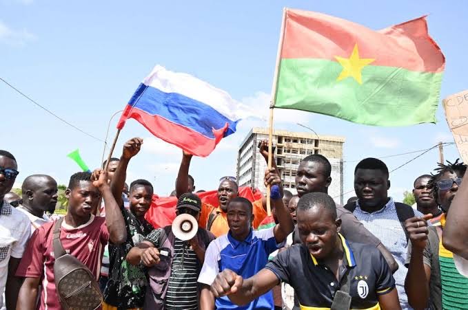 Manifestantes com bandeiras da Rússia e do Burkina Faso.