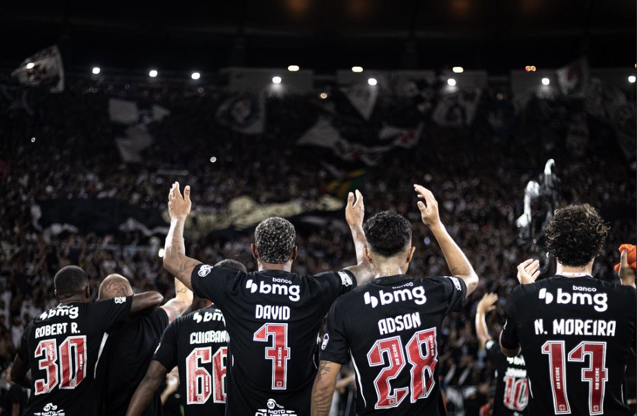 A imagem mostra o elenco do Vasco de costas agradecendo a torcida