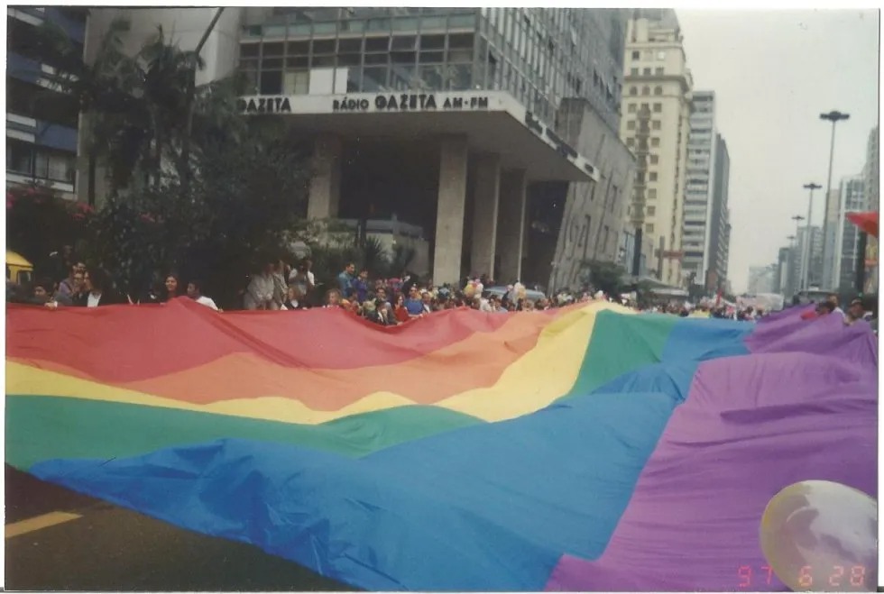 Primeira Parada do Orgulho na Avenida Paulista em 1997 (Foto: Reprodução/Gayblog)