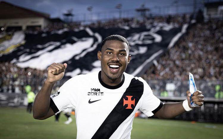 A imagem mostra o jogador Cuibano, do Vasco, comemorando.