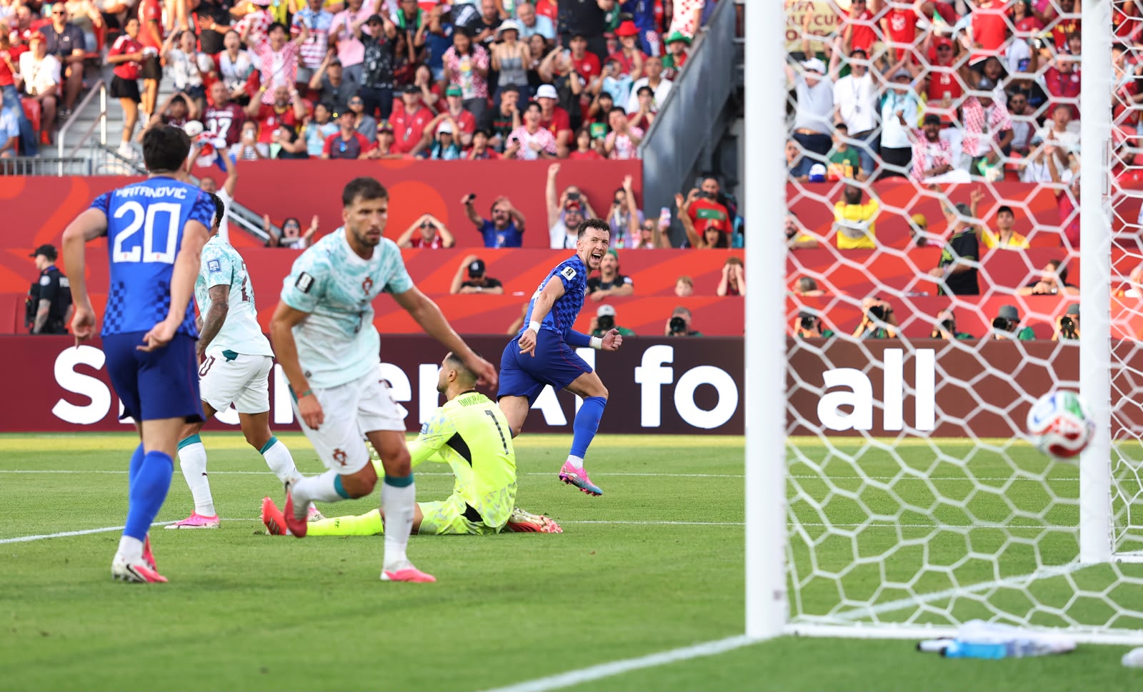 A imagem mostra o gol de Perisic