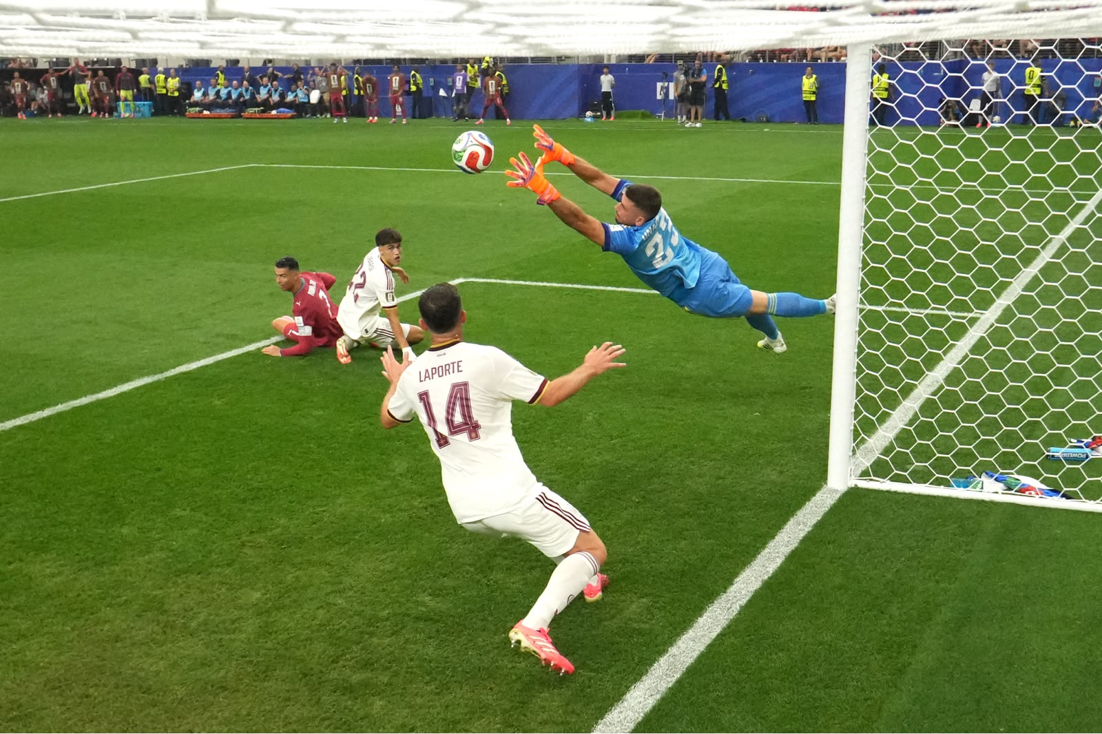 A imagem mostra Unai Simon defendendo o chute de Cristiano
