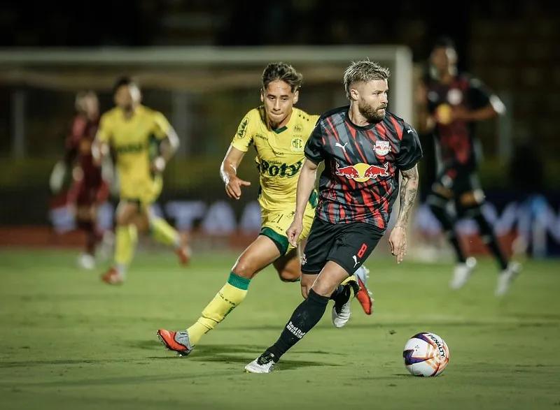 A imagem mostra Sacha correndo com a bola.