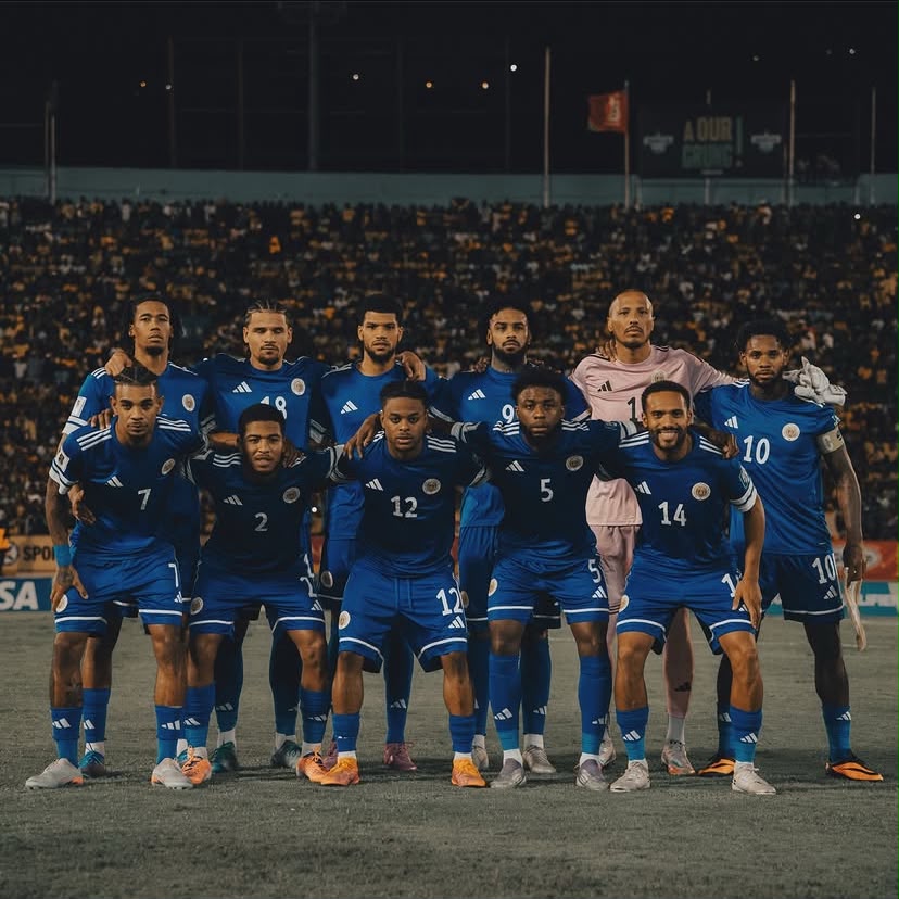 A imagem mostra o elenco do Curaçau tirando a foto pré-jogo