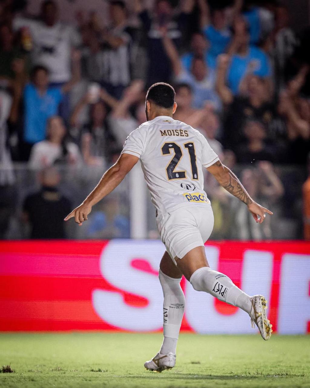  A imagem mostra o jogador Moisés comemorando o gol.