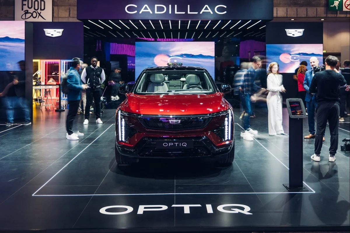 Novo Cadillac Optiq vermelho de frente no estamde da marca